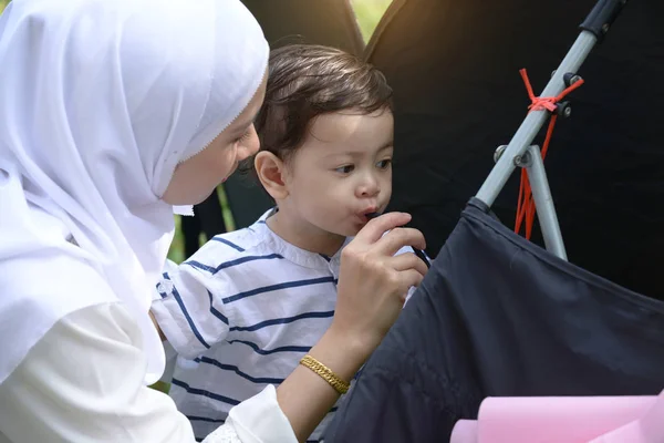Junge Muslimische Mutter Und Kind Spielen Zusammen Park — Stockfoto