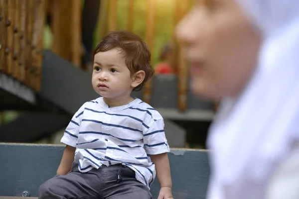 Jeune Mère Musulmane Enfant Passer Temps Ensemble Dans Parc — Photo