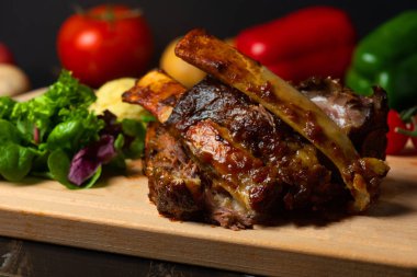 koyu arka planda kuzu kaburga yakın çekim