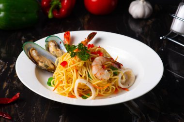 Makarna ve istiridye ile İtalyan deniz ürünleri spagetti yakın çekim 
