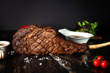 güzel kavrulmuş tomahawk biftek yakın çekim, nadir orta nadir 