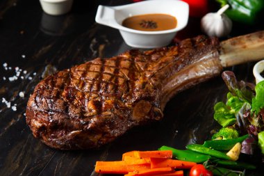 güzel kavrulmuş tomahawk biftek yakın çekim, nadir orta nadir 