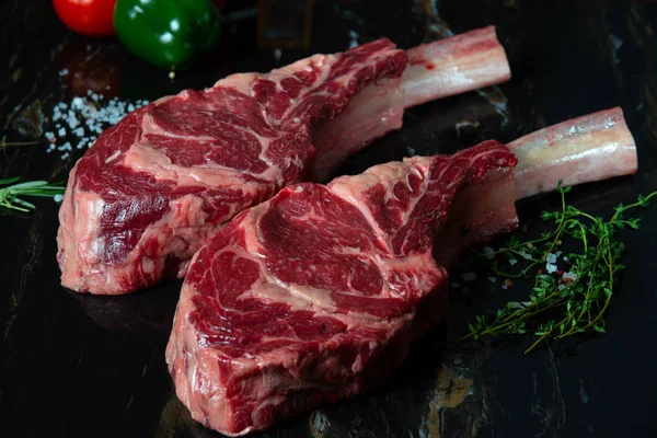 Gros Plan Barbecue Cru Tomahawk Steak — Photo