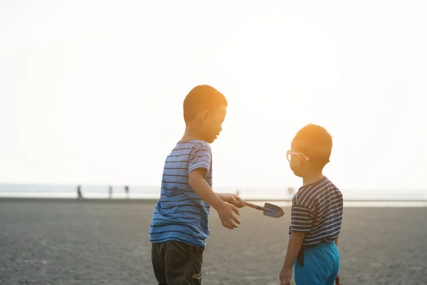 Азиатские Дети Играют Пляже Закате — стоковое фото