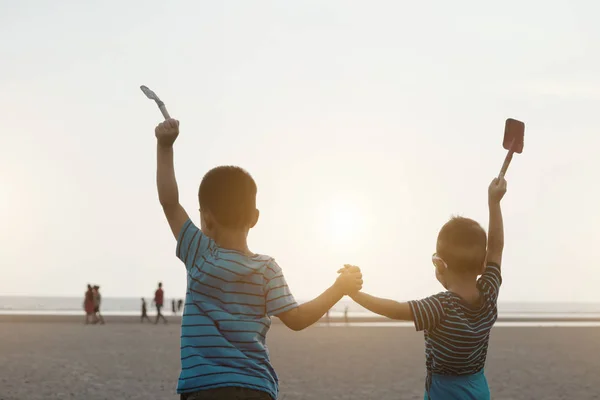 Azjatyckie Dzieci Bawią Się Plaży Zachodzie Słońca — Zdjęcie stockowe