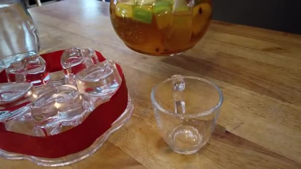 Glas Schwarzer Früchtetee Glas Teekanne — Stockvideo