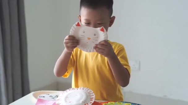 Bedårande Asiatisk Pojke Med Diy Katt Mask Hemma — Stockvideo