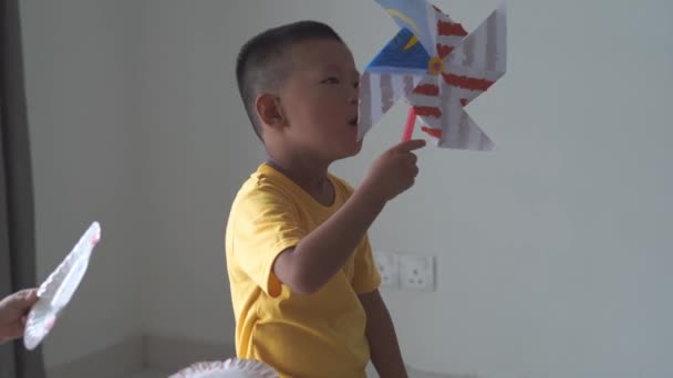 Evde Kağıt Rüzgar Değirmeni Ile Sevimli Asya Çocuk — Stok video