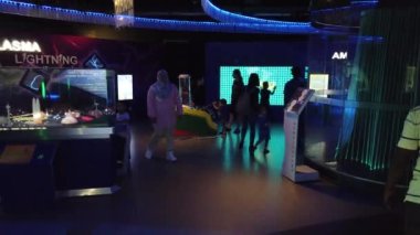 Asya kasabasındaki bilim müzesinin kapalı mekan görüntüleri.