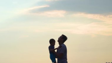 baba ve gün batımında birlikte vakit geçirmek
