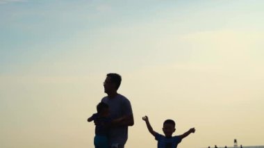 baba ve gün batımında birlikte vakit geçirmek
