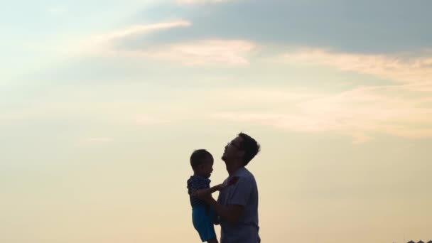 Vader Tijd Samen Doorbrengen Bij Zonsondergang — Stockvideo