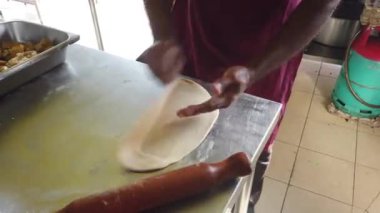 kafede hamur hazırlayan kişinin yakın çekim görüntüleri