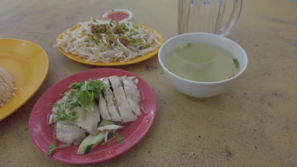 Těsné Záběry Desek Tradičními Asijskými Pokrmy — Stock video