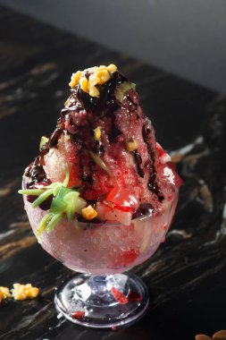 Malezya geleneğinin yakın çekim buz Cendol denilen tatlı tıraş 