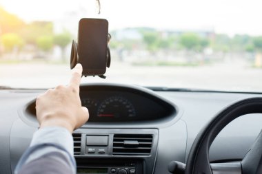 arabada boş ekran ile akıllı telefon kullanarak adam kırpılmış çekim