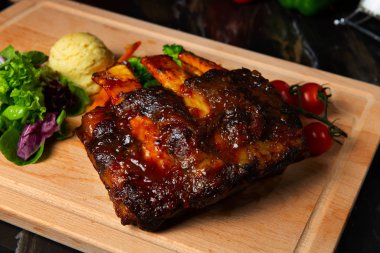 koyu arka planda kuzu kaburga yakın çekim 