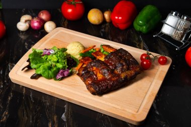 koyu arka planda kuzu kaburga yakın çekim 