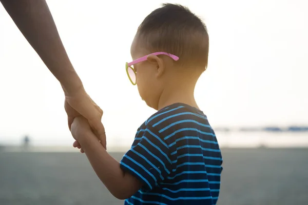 Menino Asiático Andando Praia Durante Pôr Sol — Fotografia de Stock