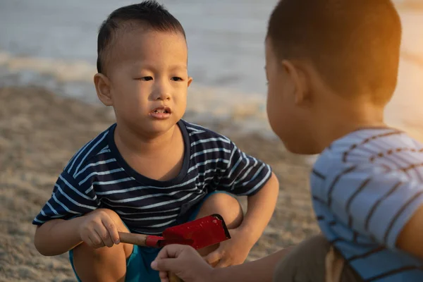 Asijské Děti Hrají Pláži Při Západu Slunce — Stock fotografie