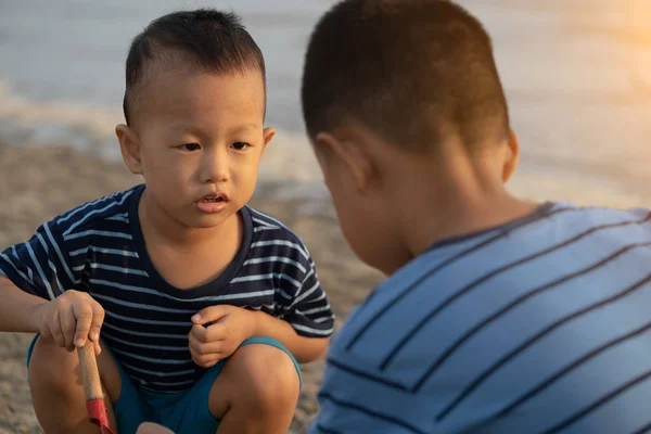 Asiático Niños Jugando Playa Puesta Del Sol —  Fotos de Stock