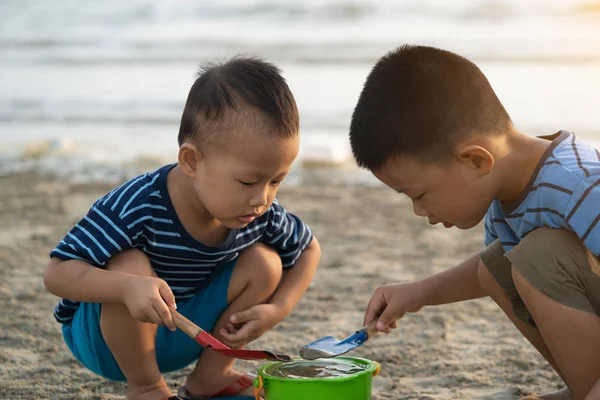 Asiatiska Barn Som Leker Stranden Vid Solnedgången — Stockfoto