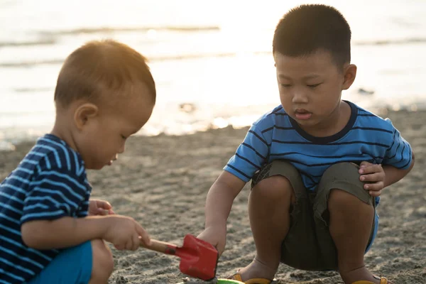 日没のビーチで遊ぶアジアの子供たち — ストック写真