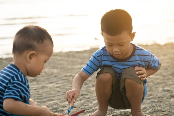 Asiático Niños Jugando Playa Puesta Del Sol —  Fotos de Stock