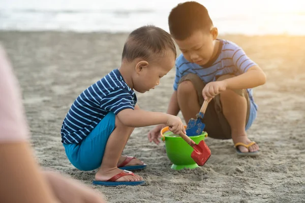 Asiático Niños Jugando Playa Puesta Del Sol — Foto de Stock