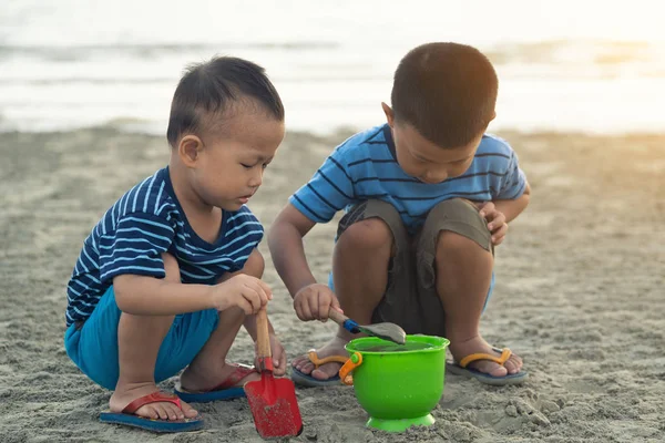 Asiático Niños Jugando Playa Puesta Del Sol — Foto de Stock