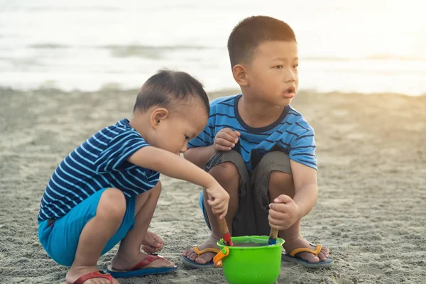 Asiatiska Barn Som Leker Stranden Vid Solnedgången — Stockfoto