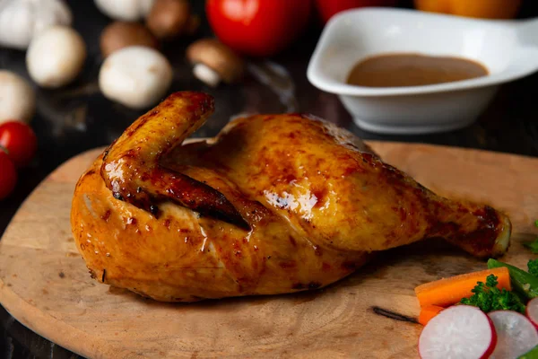 Primo Piano Pollo Arrosto Una Tavola Legno — Foto Stock