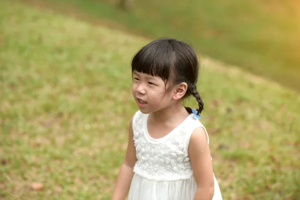Очаровательная Азиатская Девушка Проводит Время Открытом Воздухе Парке — стоковое фото