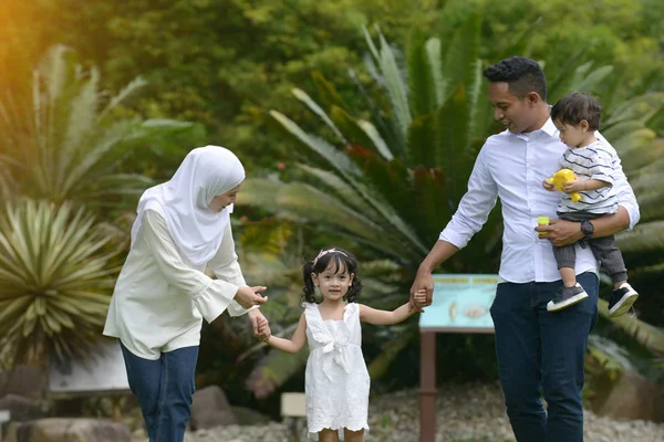 Улыбающаяся Азиатская Семья Смотрит Камеру Вместе Парке — стоковое фото