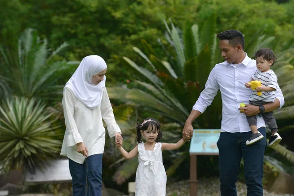 Keluarga Asia Tersenyum Melihat Kamera Bersama Sama Taman — Stok Foto