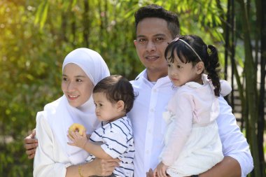 Malay ailesi parkta birlikte vakit geçiriyor
