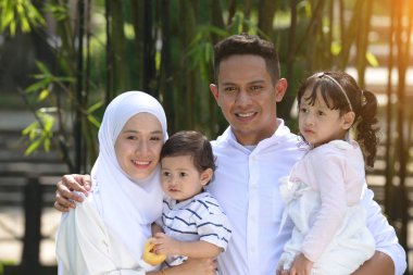 Malay ailesi parkta birlikte vakit geçiriyor