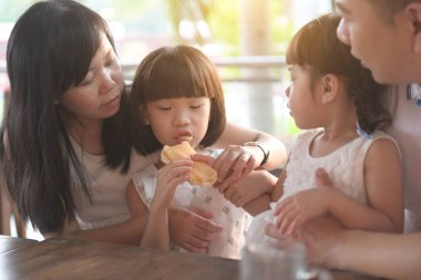 mutlu Asyalı aile kafede birlikte vakit geçirmek