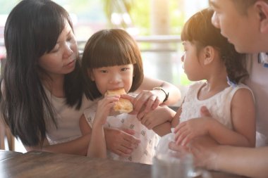 mutlu Asyalı aile kafede birlikte vakit geçirmek