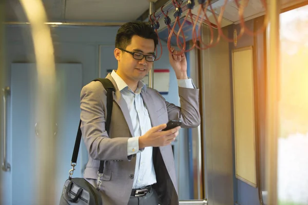 Stedelijke Aziatische Zakenman Reist Trein — Stockfoto