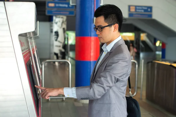 Aziatische Zakenman Kopen Treinkaartjes Treinstation — Stockfoto