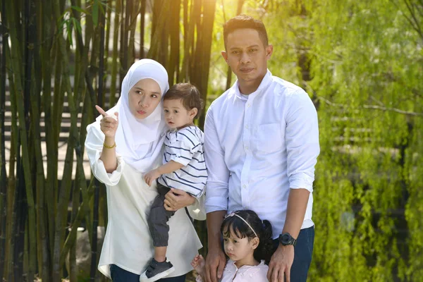 Malay Family Spending Time Together Park — Stock Photo, Image