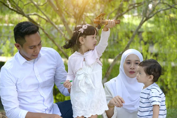 Maleisische Familie Tijd Samen Doorbrengen Park — Stockfoto