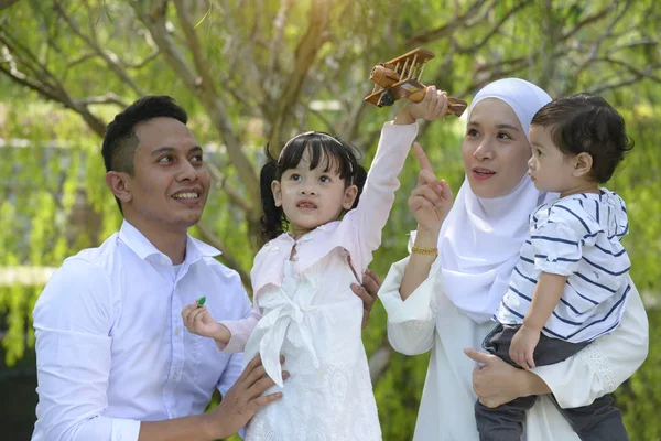 Malajiska Familj Spenderar Tid Tillsammans Parken — Stockfoto