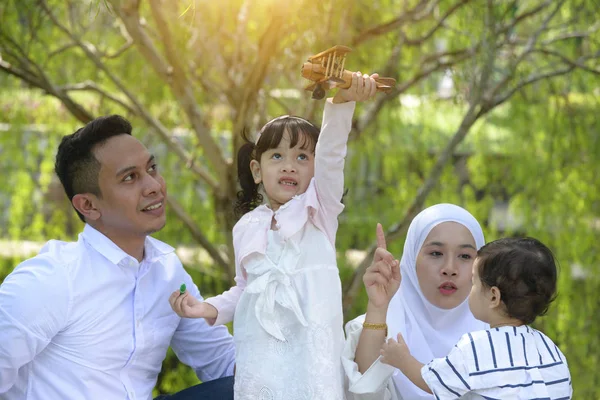 马来家庭在公园里共度时光 — 图库照片