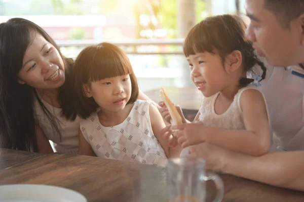 快乐的亚洲家庭在咖啡馆共度时光 — 图库照片