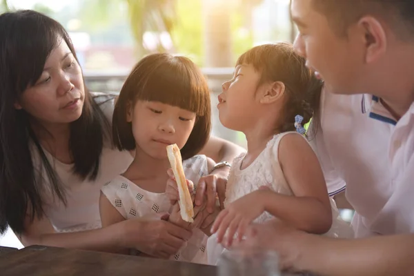 快乐的亚洲家庭在咖啡馆共度时光 — 图库照片