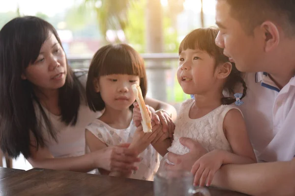 Lycklig Asiatisk Familj Umgås Tillsammans Café — Stockfoto