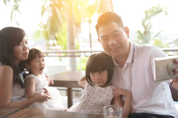 Gelukkige Aziatische Familie Tijd Samen Doorbrengen Café — Stockfoto