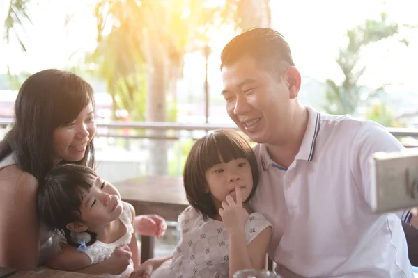 Glückliche Asiatische Familie Verbringt Zeit Miteinander Café — Stockfoto